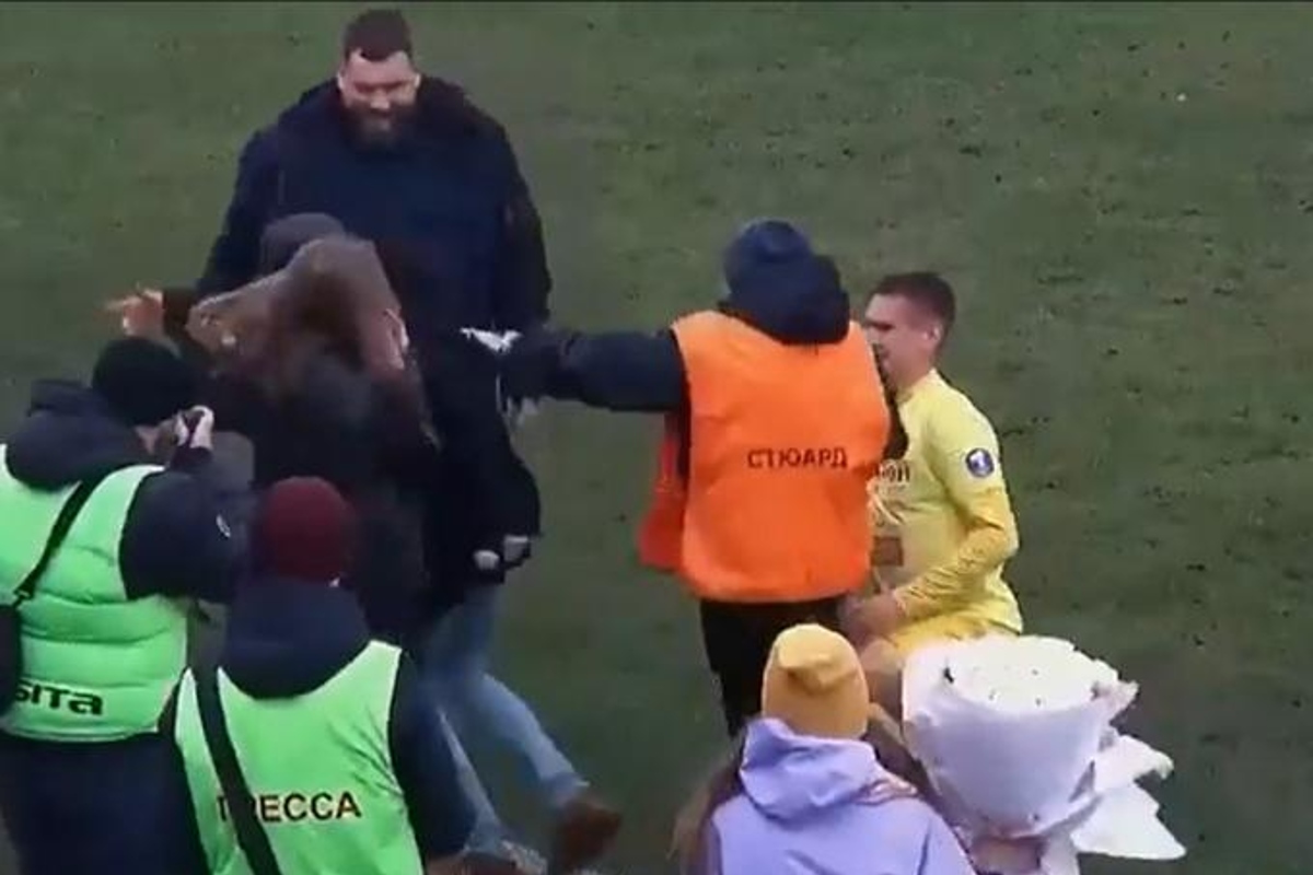 Η viral πρόταση γάμου από ποδοσφαιριστή μετά από γκολ που παραλίγο να τιναχθεί στον αέρα! (ΒΙΝΤΕΟ)