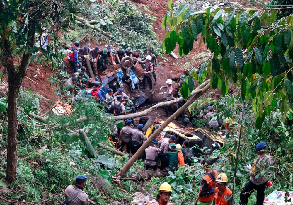 Τραγωδία στην Ινδονησία: Τουλάχιστον 162 νεκροί από το σεισμό στη Δυτική Ιάβα (VIDEO)