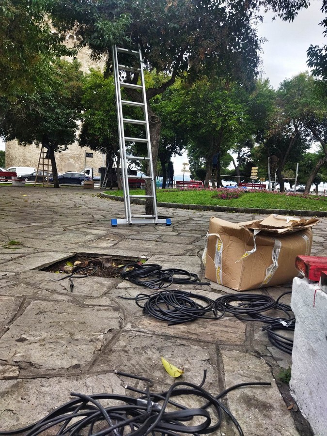 Σε ρυθμούς Χριστουγέννων μπαίνει η Θεσσαλονίκη – Άρχισαν οι στολισμοί (ΦΩΤΟ)