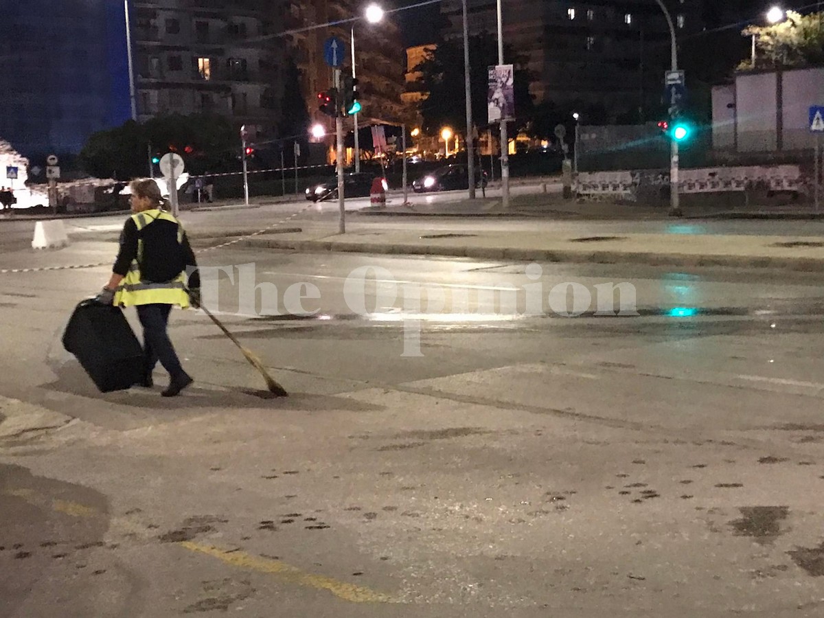 Θεσσαλονίκη: Εργαζόμενοι της καθαριότητας περιμένουν μέσα στη βροχή γιατί δε χωρούν στο νέο εργοτάξιο (VIDEO)