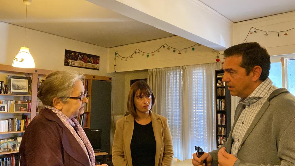 Επίσκεψη Τσίπρα στην Ιωάννα Κολοβού : Η πιο καλή πόρτα ασφαλείας είναι η αλληλεγγύη των απλών ανθρώπων