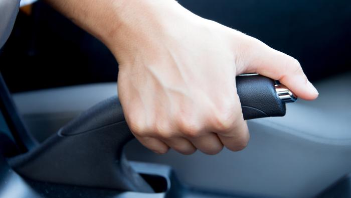 Αυτοκίνητο: Τέλος στα μηχανικά χειρόφρενα – Όλες οι αλλαγές