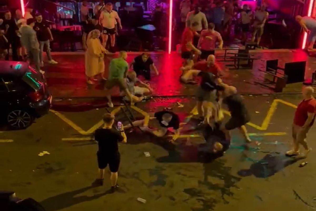 Μουντιάλ 2022 : Σε ρινγκ μετέτρεψαν τους δρόμους της Τενερίφης Άγγλοι και Ουαλοί (VIDEO)