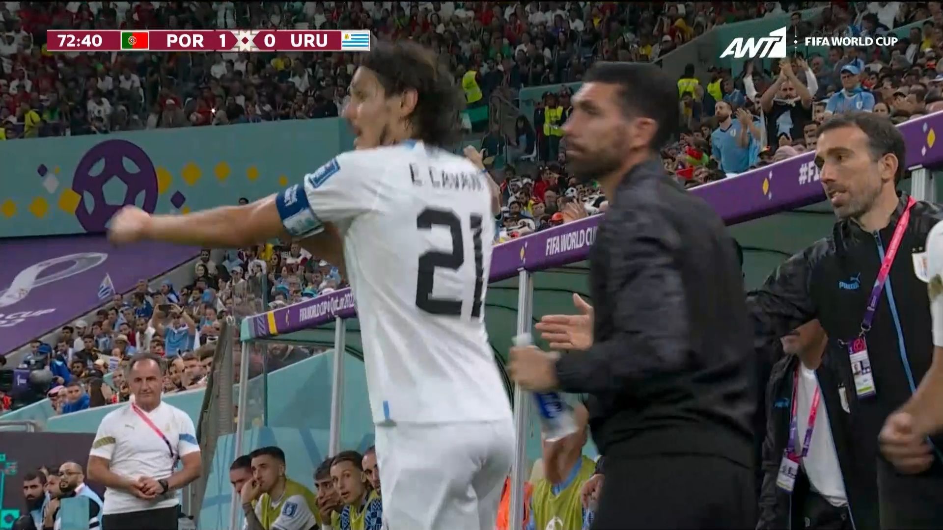 Μουντιάλ 2022: Ο Καβάνι ξεχάστηκε και πήρε στον πάγκο το περιβραχιόνιο του αρχηγού (VIDEO)