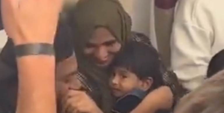 Επικό βίντεο: Αργεντίνοι νανουρίζουν μωρό στο Μετρό του Κατάρ