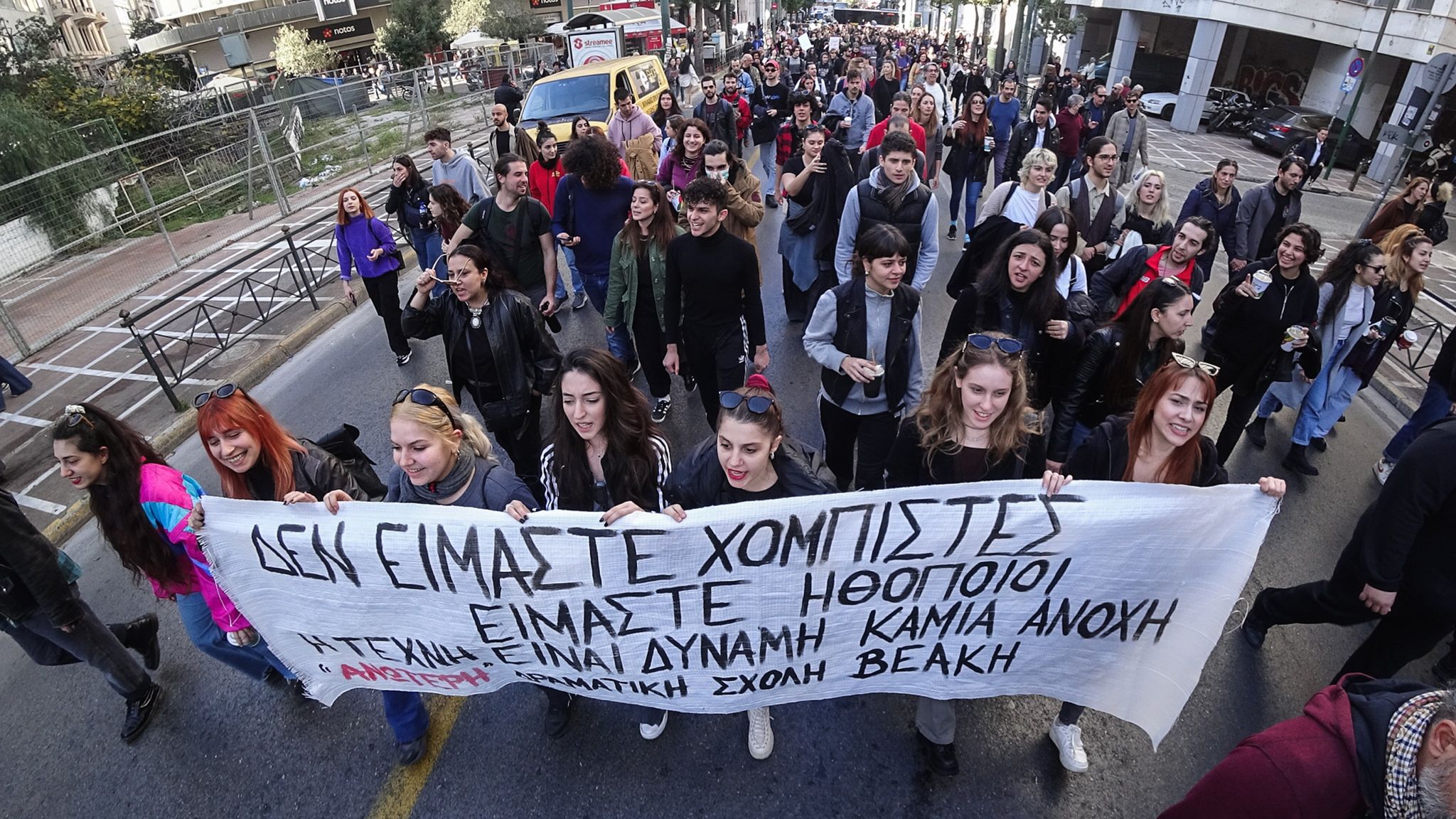 Η απαξίωση των καλλιτεχνών «γυρίζει μπούμερανγκ»