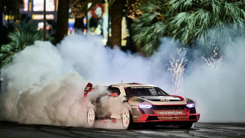 Ηλεκτρικό υπερθέαμα της Electrikhana με drift και… «καμμένο» λάστιχο (Video)