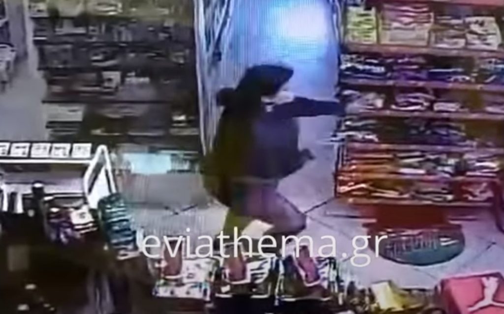 Η στιγμή του ισχυρού σεισμού στην Εύβοια: Κατέρρευσε τζαμαρία καταστήματος (video)