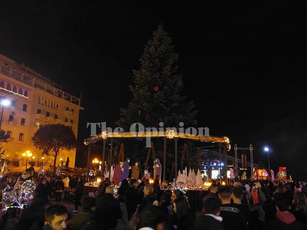Πλήθος κόσμου για το άναμμα του δέντρου στην Αριστοτέλους (ΦΩΤΟ)