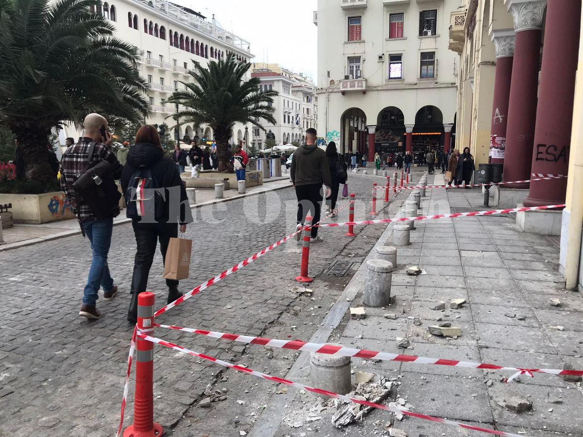 Κίνδυνος για πεζούς και οχήματα τα διατηρητέα της Αριστοτέλους  (ΦΩΤΟ)