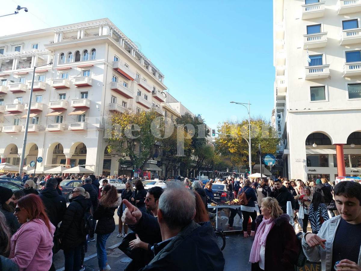 Τελευταία ψώνια στο κέντρο της Θεσσαλονίκης πριν την Πρωτοχρονιά – Κοσμοσυρροή στους δρόμους  (ΦΩΤΟ)