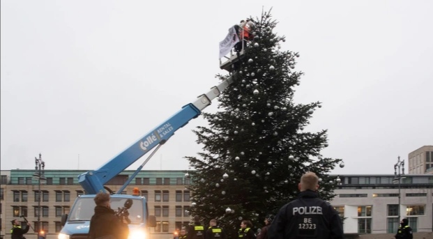 Βερολίνο: Ακτιβιστές για το κλίμα πριόνισαν την κορυφή του χριστουγεννιάτικου δέντρου