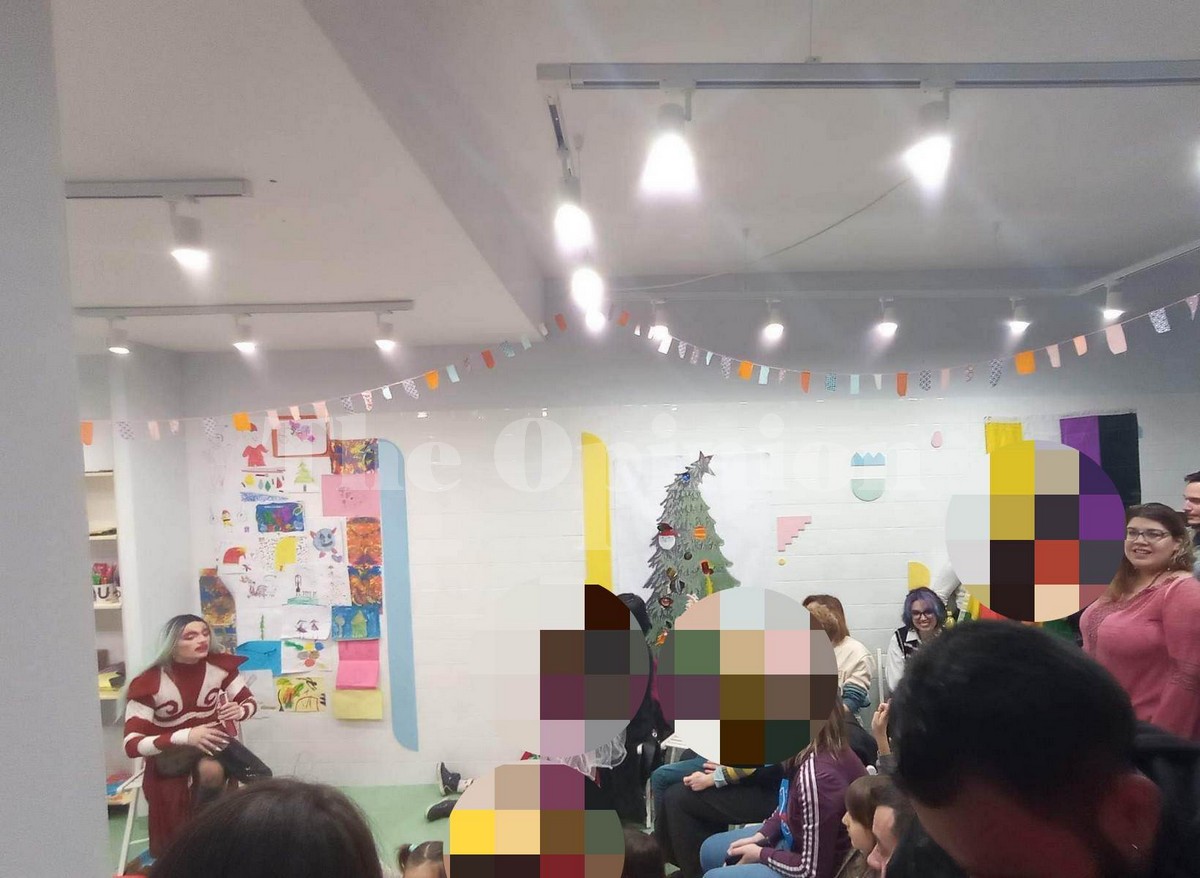 Η drag queen…κατάφερε να σώσει τα Χριστούγεννα – Μεγάλη συμμετοχή από γονείς και παιδιά (ΦΩΤΟ+VIDEO)