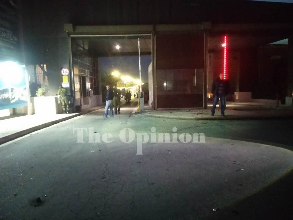 Θεσσαλονίκη: Επίθεση νεαρών με μολότοφ σε διμοιρία των ΜΑΤ στην Πολυτεχνική (ΦΩΤΟ)