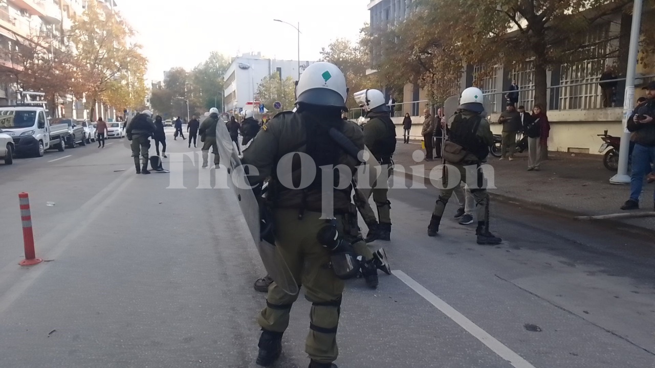 Επεισόδια έξω από τα δικαστήρια Θεσσαλονίκης – Ξύλο και χημικά με οργισμένο πλήθος Ρομά και αντιεξουσιαστές κατά αστυνομικών (ΦΩΤΟ+VIDEO)