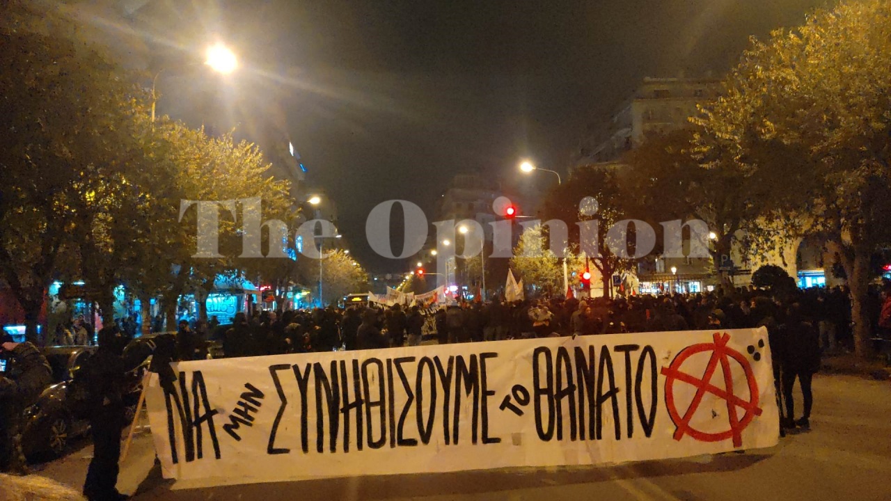 «Να μην συνηθίσουμε το θάνατο» – Χιλιάδες κόσμου στην πορεία για τα 14 χρόνια από τη δολοφονία Γρηγορόπουλου (ΦΩΤΟ+VIDEO)