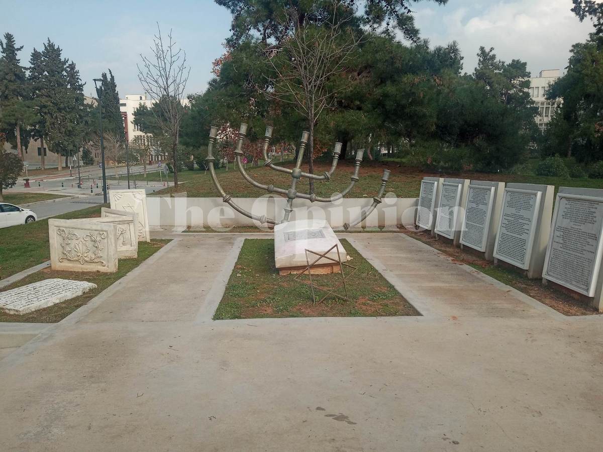 Θεσσαλονίκη: Αποκαταστάθηκαν οι φθορές στο εβραϊκό μνημείο στο ΑΠΘ – Διαμαρτυρία φοιτητών στο σημείο (ΦΩΤΟ-VIDEO)