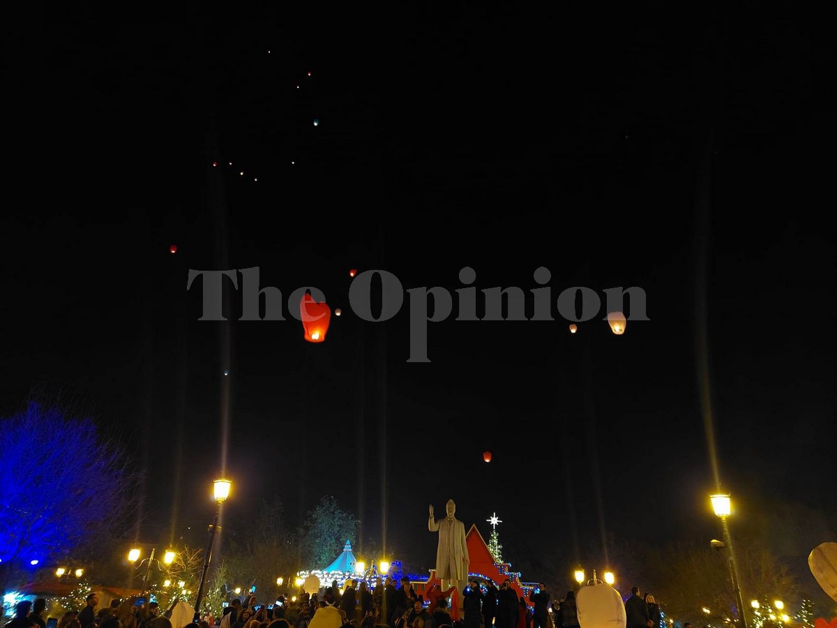 Γέμισε με φαναράκια και ευχές το άγαλμα του Βενιζέλου (ΦΩΤΟ+VIDEO)