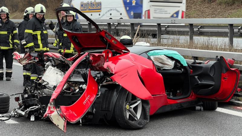 Νέο τροχαίο με Ferrari – Από θαύμα σώθηκε ο οδηγός