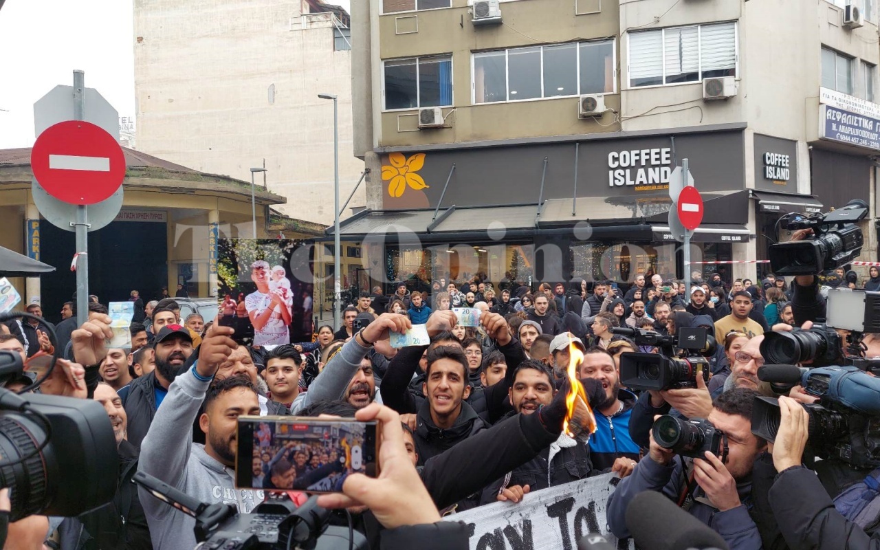 Πυροβολισμός 16χρονου: Φίλοι του καίνε 20ευρα έξω από τα δικαστήρια (ΦΩΤΟ+VIDEO)