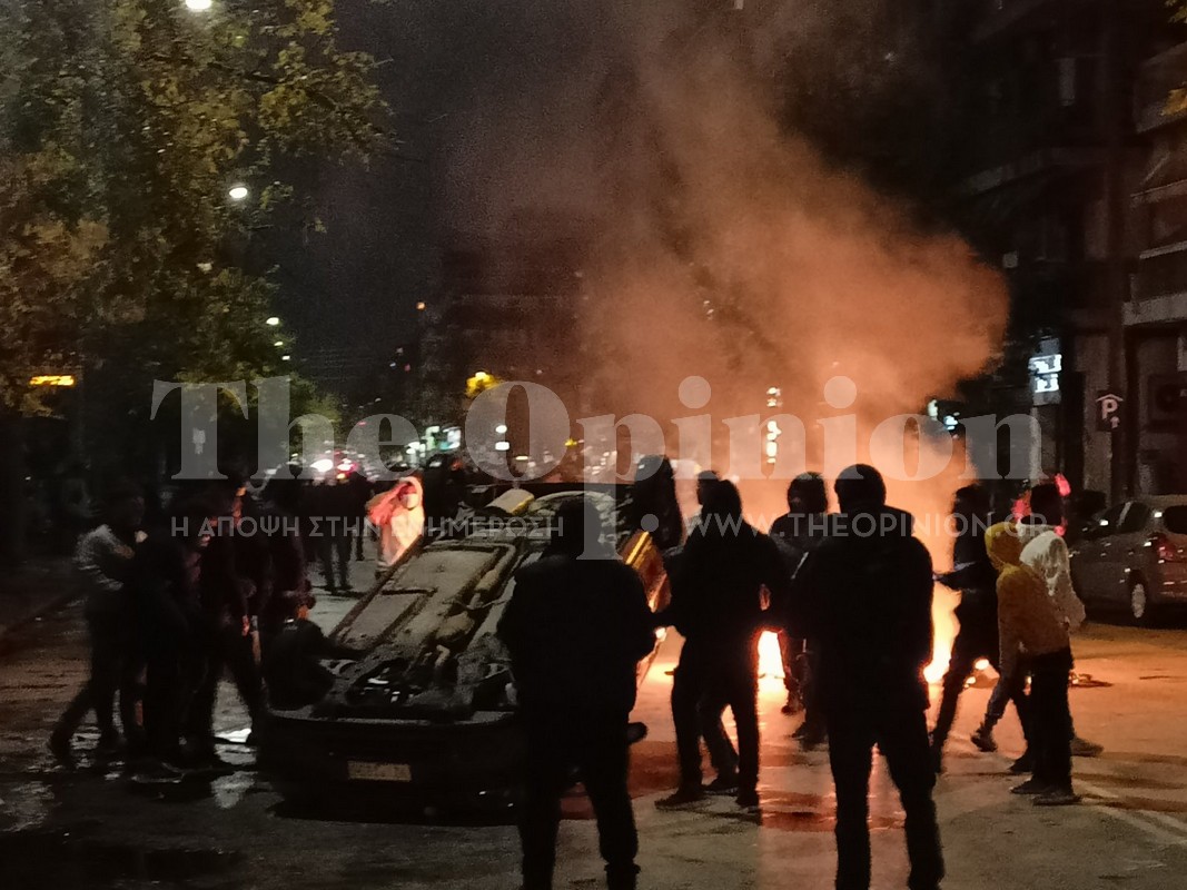 Μεγάλη ένταση: Αναποδογύρισαν αυτοκίνητο έξω από το Ιπποκράτειο (ΦΩΤΟ+VIDEO)