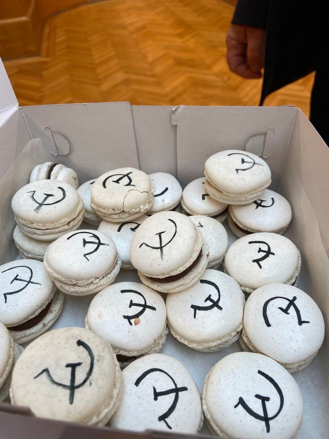 Βουλευτής του ΚΚΕ κέρασε μακαρόν με σφυροδρέπανο για τη γιορτή του