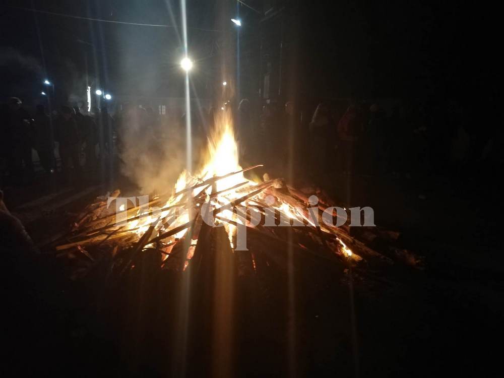 «Κόλιντα Μπάμπω»: Αναβίωσε το έθιμο με τις φωτιές στο Βαρικό Φλώρινας (ΦΩΤΟ – VIDEO)