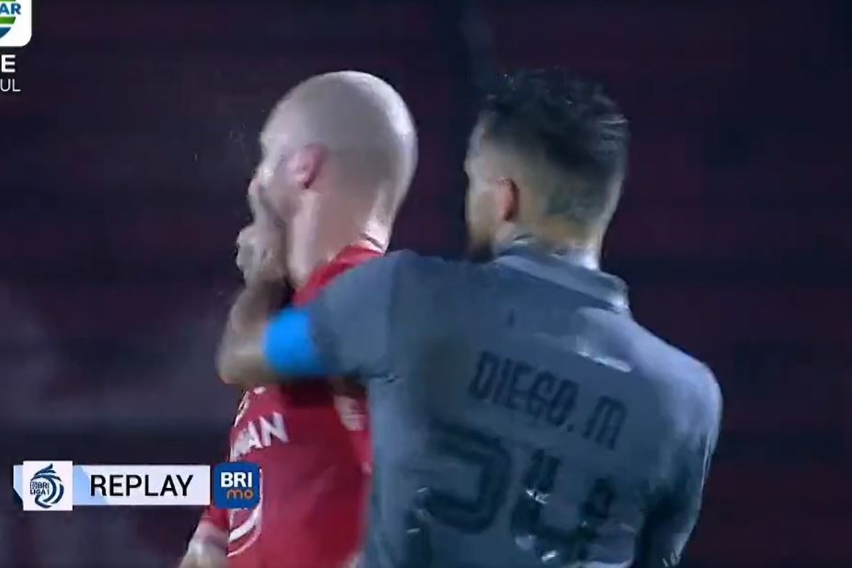 Πρώην ποδοσφαιριστής του ΠΑΟΚ δέχθηκε μπουνιά σε αγώνα στην Ινδονησία! (VIDEO)