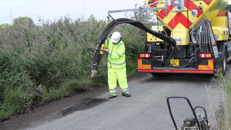 Με αυτόν τον τρόπο κλείνουν λακκούβες μέσα σε τρία λεπτά (Video)