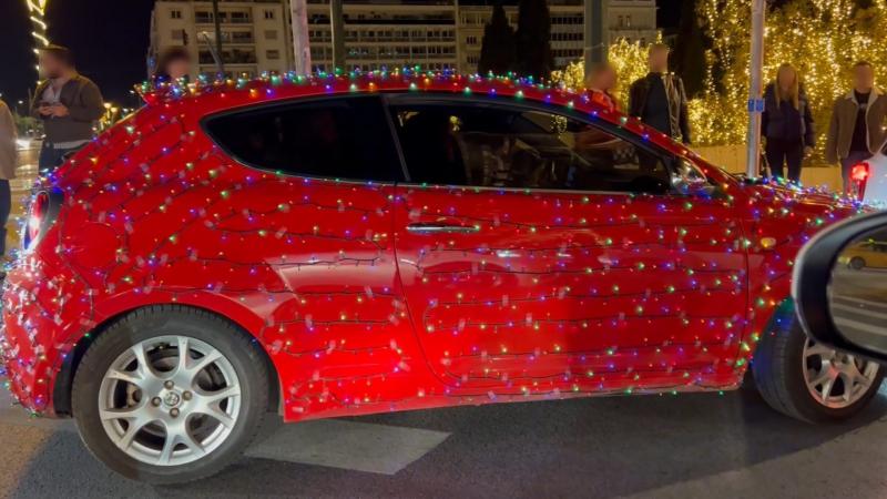 Οδηγός «έντυσε» το αυτοκίνητό του με εκατοντάδες χριστουγεννιάτικα λαμπιόνια (Video)