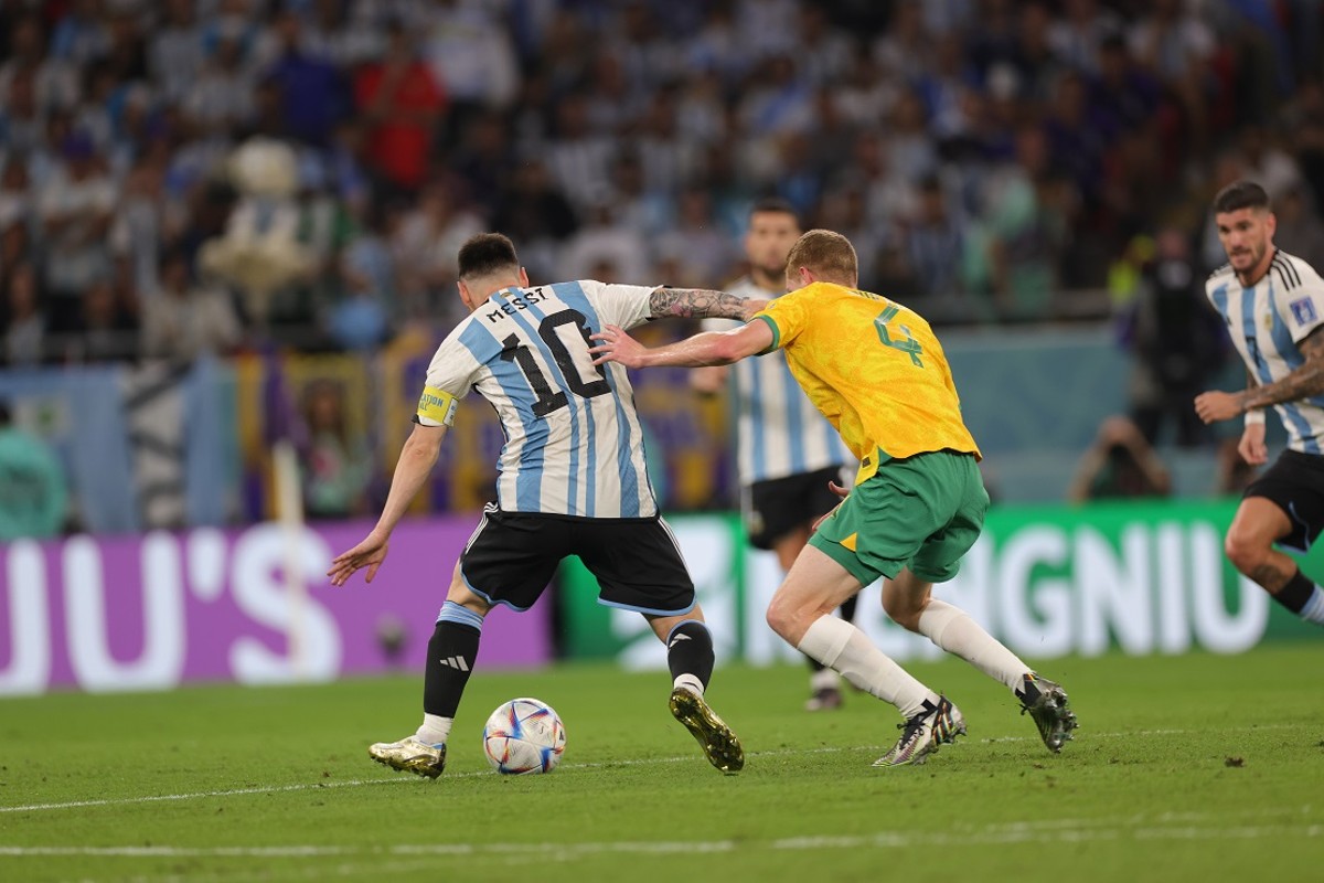 Μουντιάλ 2022: Οι διεθνείς της Αυστραλίας έκαναν «ουρά» για μια φωτογραφία με τον Μέσι (VIDEO)