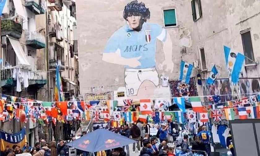 Απίθανο! Τρέλα, συνθήματα και πάρτι στο μνημείο του Μαραντόνα στη Νάπολι!