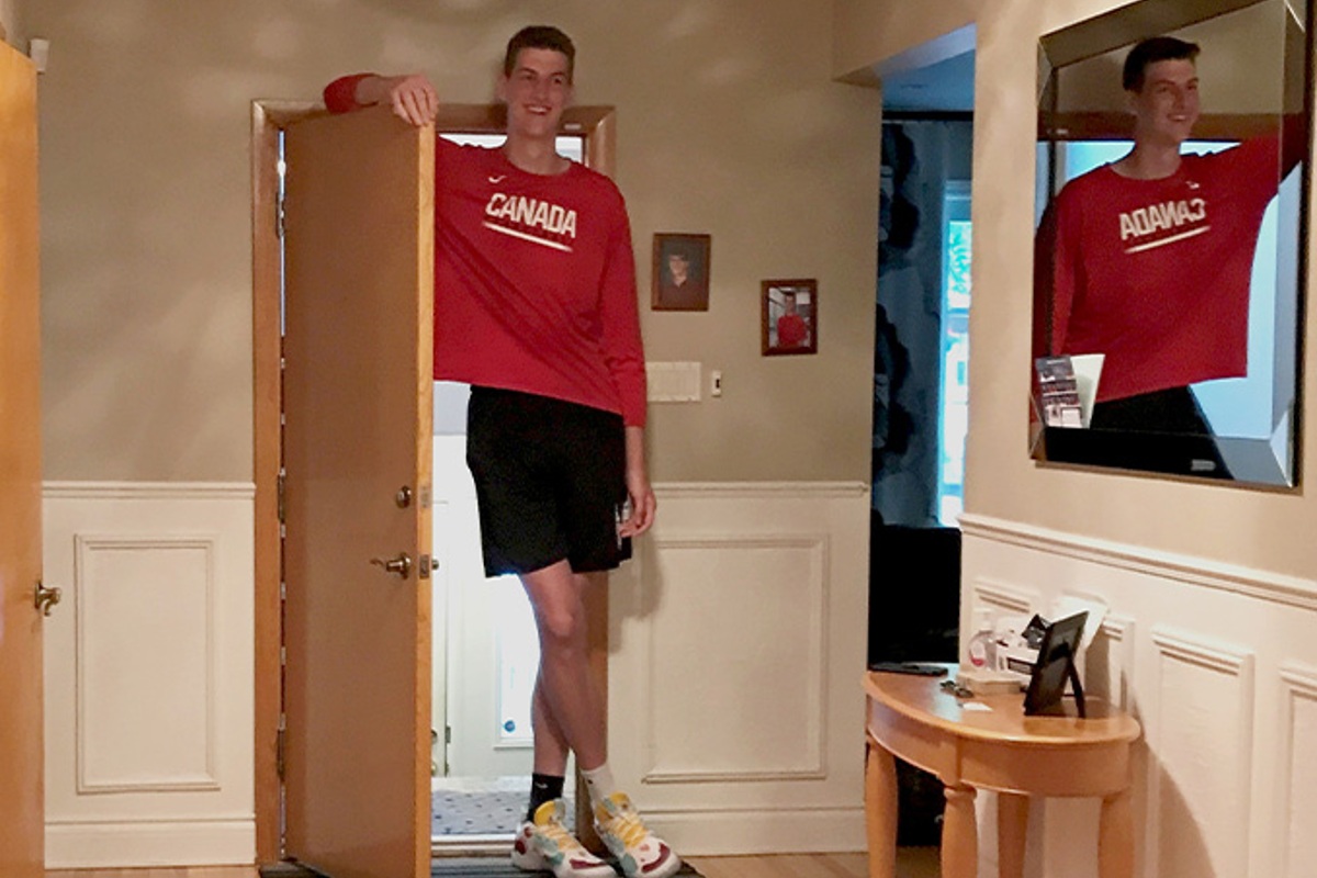 Παιδί – θαύμα: Ο Ολιβιέ Ριού είναι μόλις 16 χρονών και έχει ύψος 2,28 μέτρα! (VIDEO)