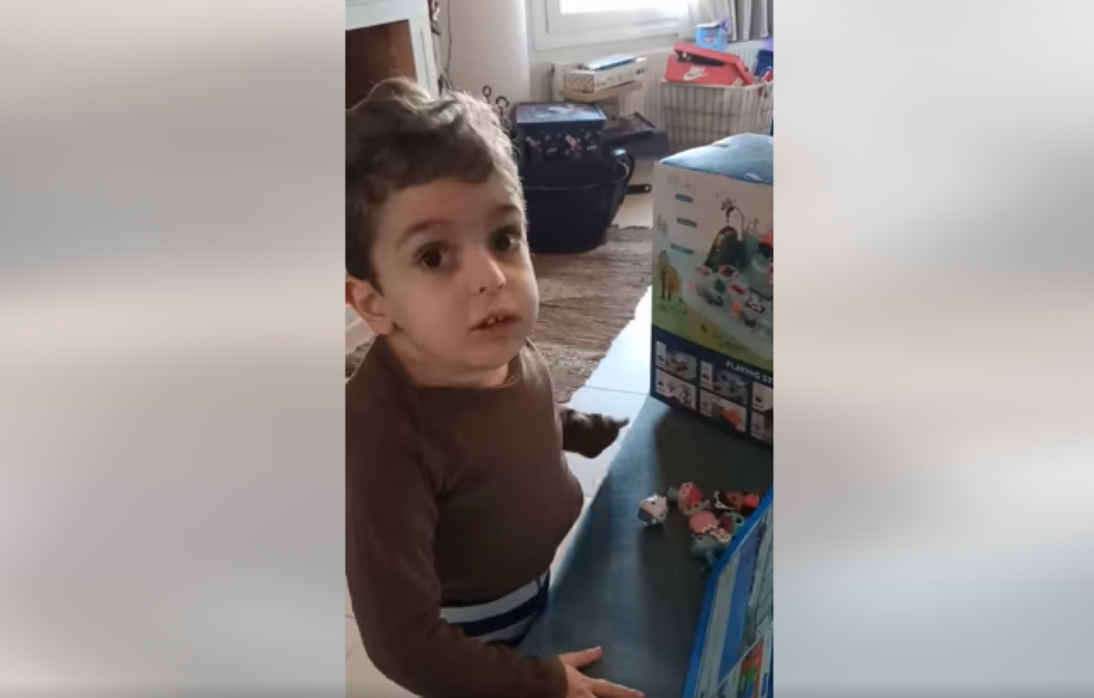 Ο Παναγιώτης Ραφαήλ εύχεται «Καλά Χριστούγεννα» και ανοίγει τα δώρα του (Video)