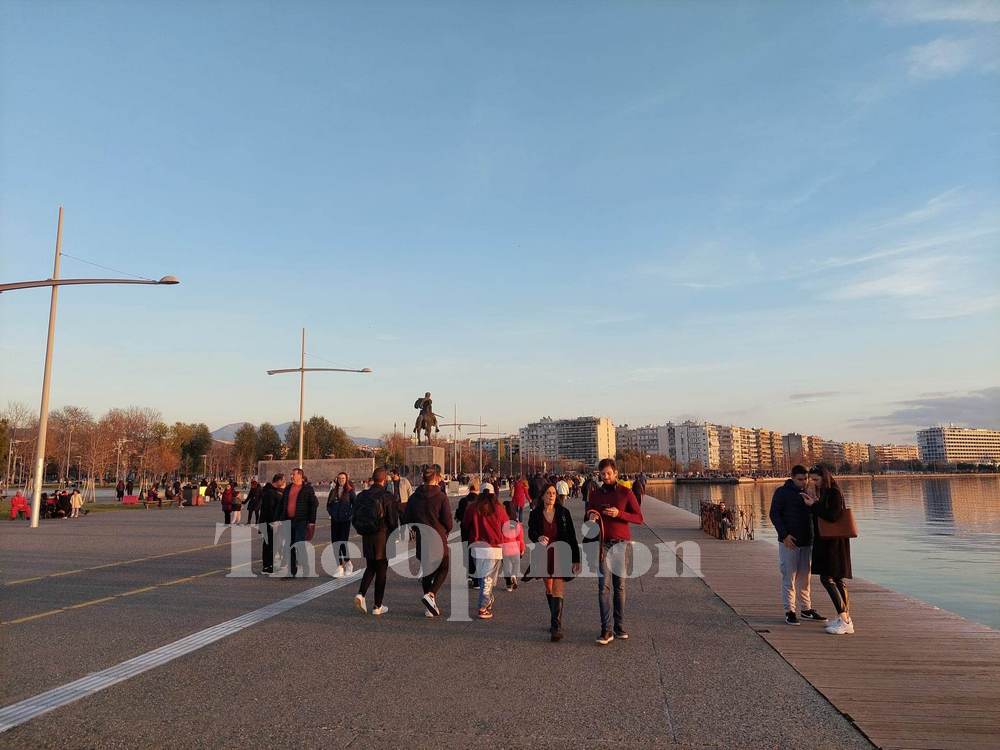 Βόλτα με ηλιοβασίλεμα για τους Θεσσαλονικείς τη δεύτερη μέρα των Χριστουγέννων (ΦΩΤΟ+VIDEO)