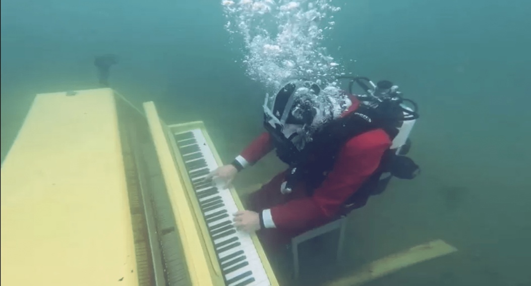 YouTuber έπαιξε πιάνο στον βυθό με στολή κατάδυσης (Video)