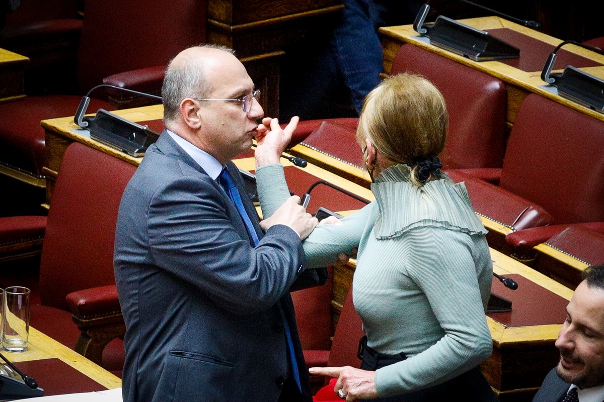 Απίστευτο περιστατικό με Πιπιλή στη Βουλή (ΦΩΤΟ+VIDEO)