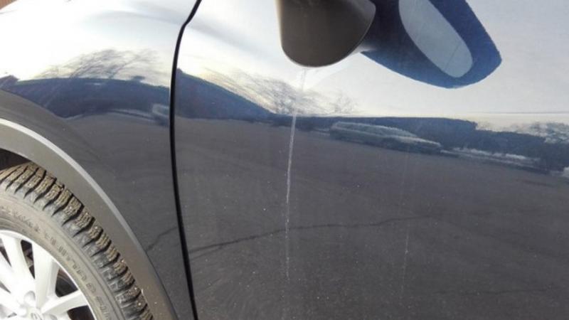 Αυτοκίνητο: Για ποιον λόγο σχηματίζεται η λευκή γραμμή κάτω από τον καθρέφτη