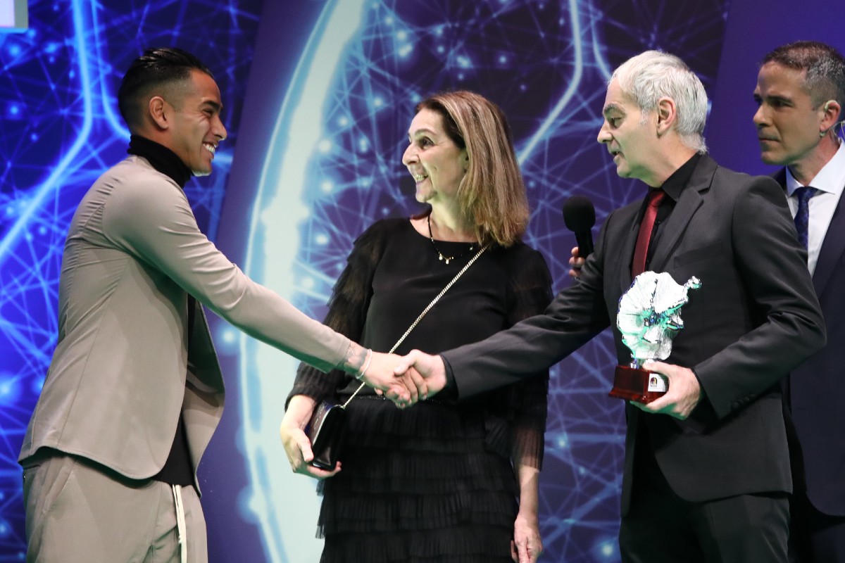 Βραβεία ΠΣΑΠΠ: Συγκλόνισε η μητέρα του Άλκη για τον Αραούχο: « Στο πρόσωπο σου είδα έναν γιο»