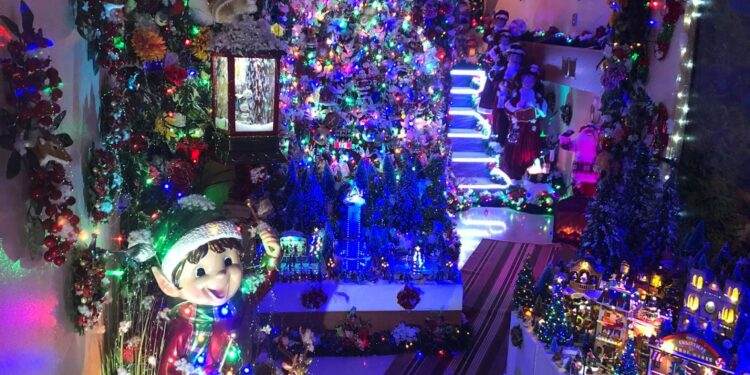 Πτολεμαΐδα: Στολίστηκε και φέτος το χριστουγεννιάτικο «παραμυθένιο» σπίτι (ΦΩΤΟ – Video)