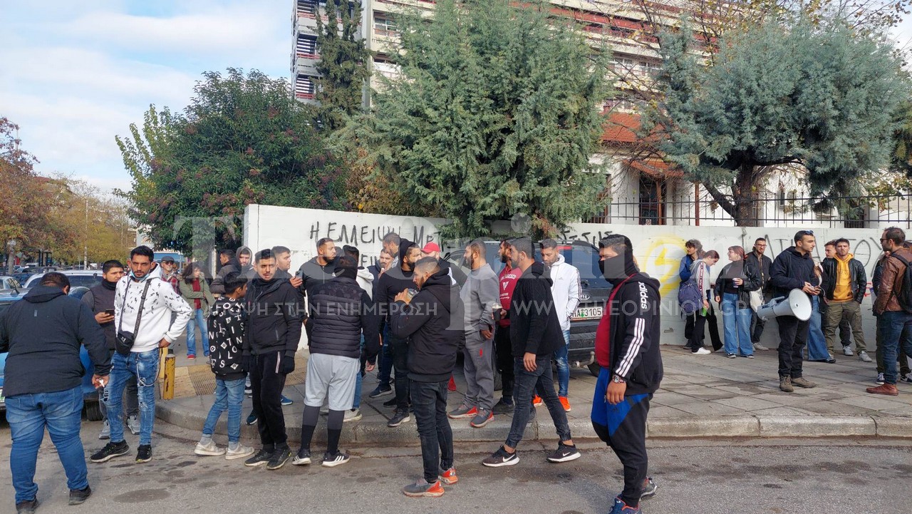 Συγκέντρωση Ρομά και πολιτών έξω από το Ιπποκράτειο (ΦΩΤΟ+VIDEO)