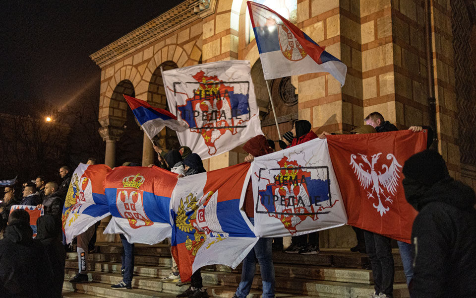 Χιλιάδες Σέρβοι του Κοσόβου στους δρόμους – Ένταση με την αστυνομία (VIDEO)