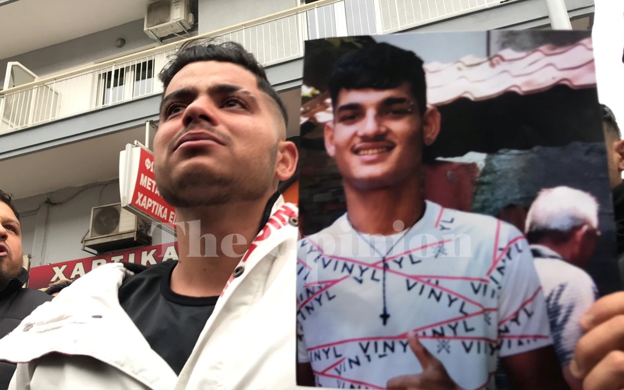 Με φωτογραφίες του 16χρονου Κώστα φίλοι και συγγενείς έξω από τα Δικαστήρια (ΦΩΤΟ+VIDEO)