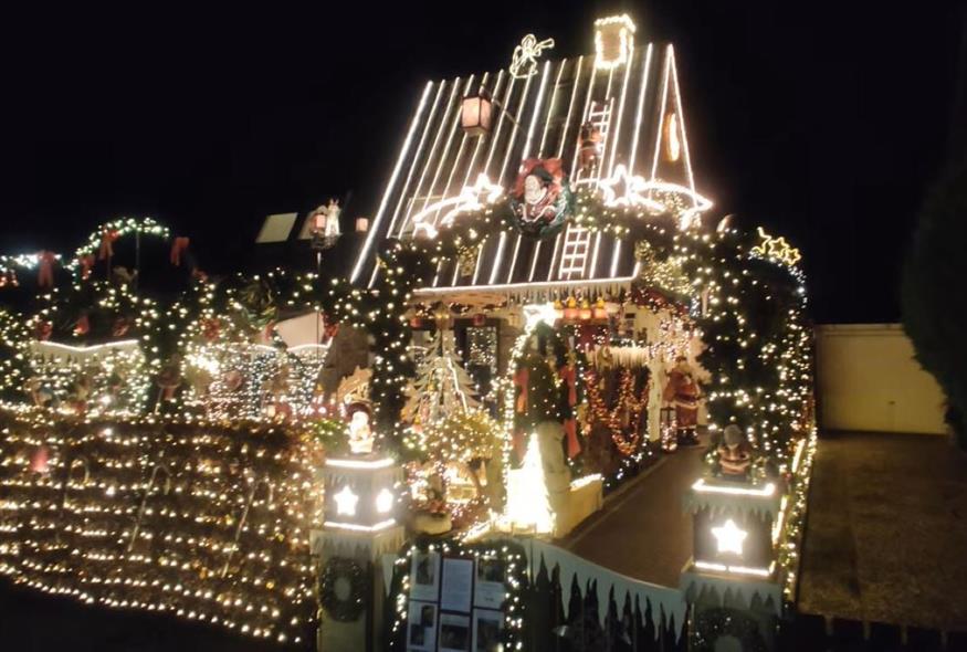 Γερμανία: «Το σπίτι των Χριστουγέννων» δέχεται απειλές για τα 60.000 λαμπιόνια του (Video)