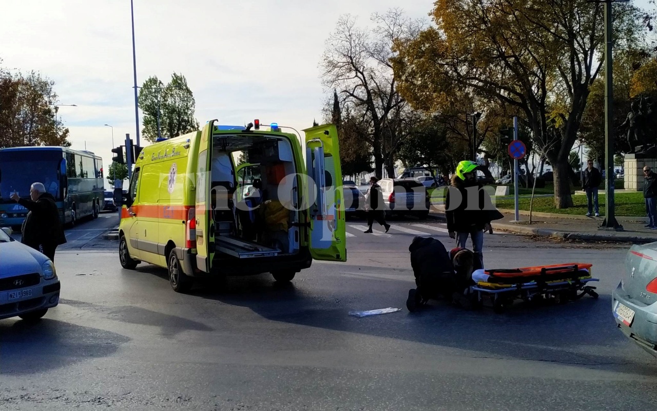 Θεσσαλονίκη: Τροχαίο με έναν τραυματία μπροστά από το Δημαρχείο (ΦΩΤΟ-VIDEO)