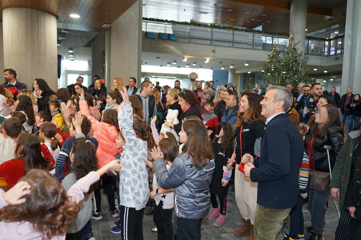 Χριστουγεννιάτικη εκδήλωση γέμισε με παιδικά χαμόγελα το Δημαρχείο Θεσσαλονίκης (ΦΩΤΟ)