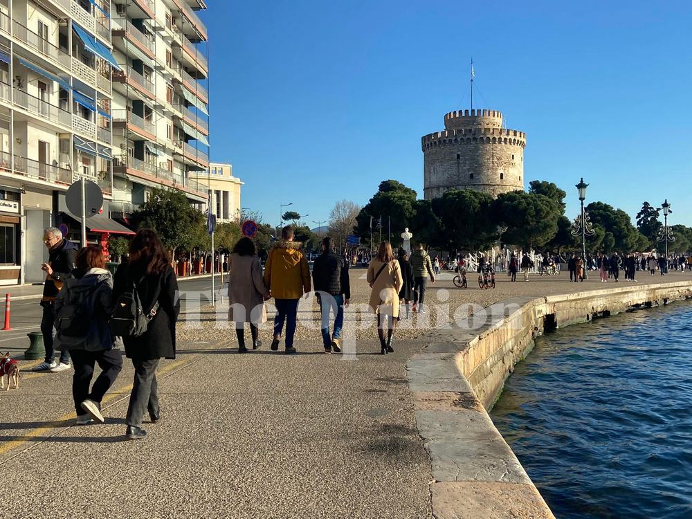 Θεσσαλονίκη: Χριστούγεννα με… βόλτα στην παραλία και κοντομάνικα (ΦΩΤΟ)