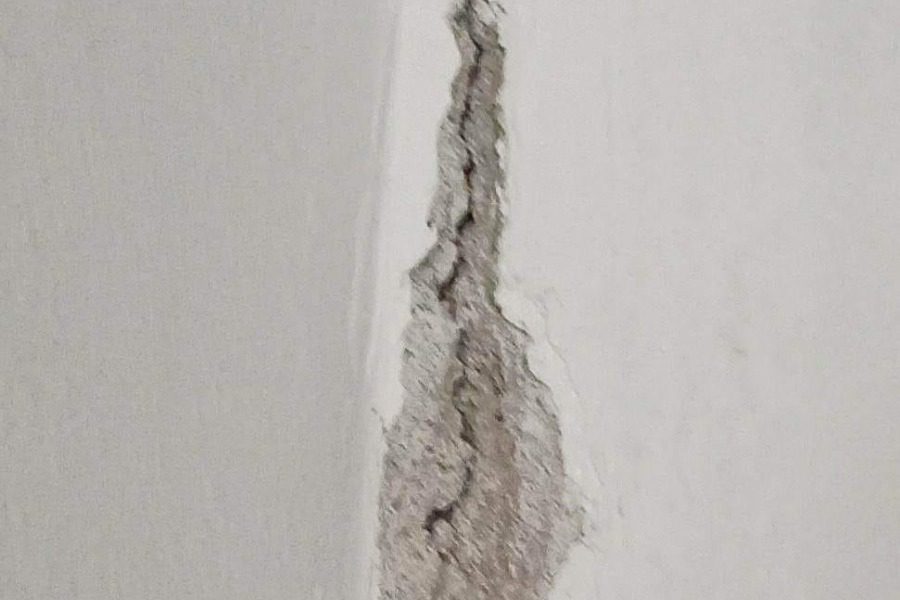 Ζημιές σε σπίτια και σε μια εκκλησία στη δυτική Λέσβο από τους σεισμούς (ΦΩΤΟ)