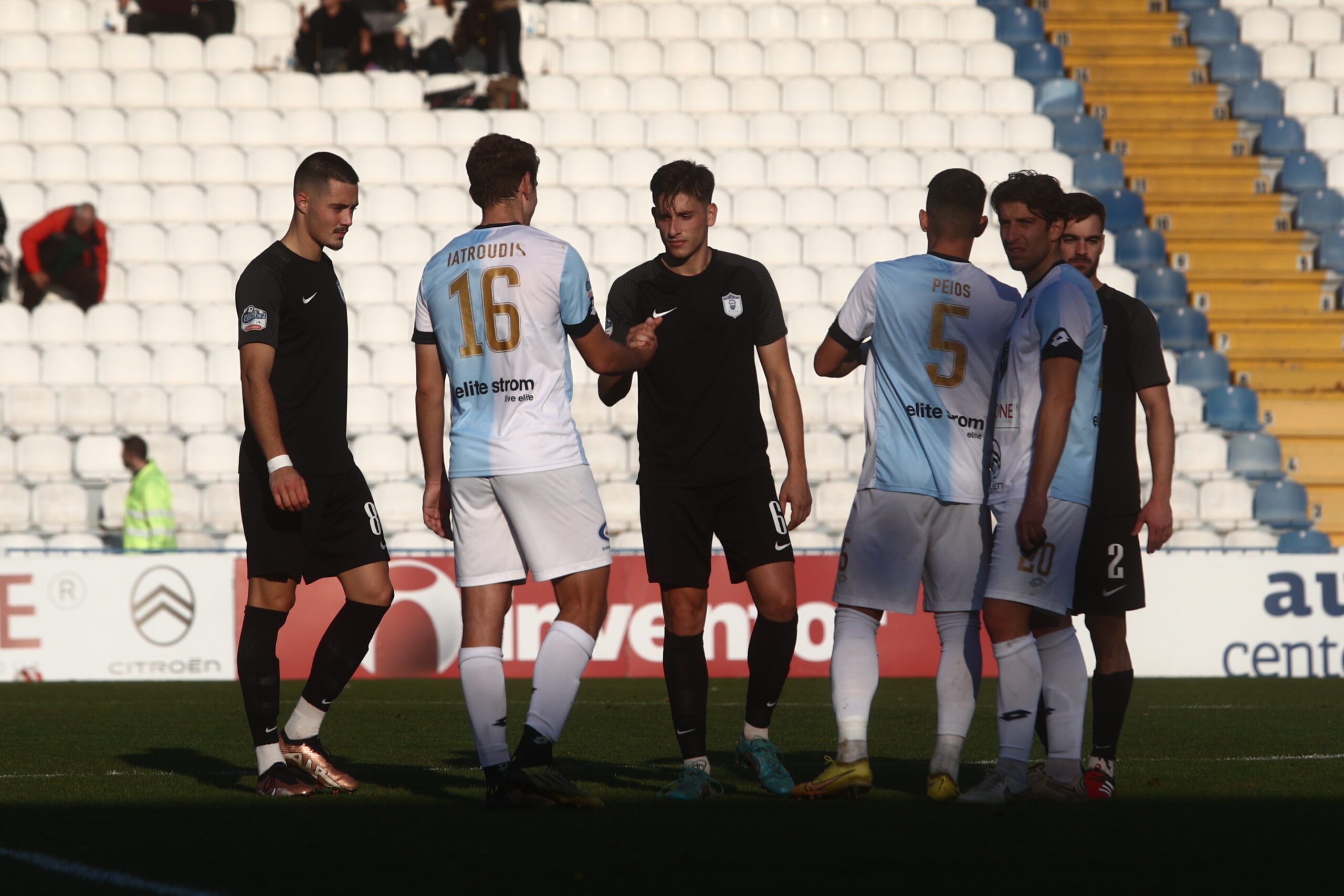 Η φαρσοκωμωδία της Super League 2: Αγώνας έληξε πρόωρα με ομάδα να μένει με έξι παίκτες!