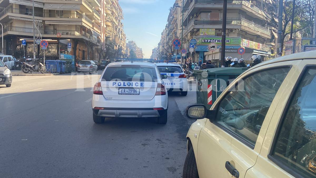 Θεσσαλονίκη: Ι.Χ. «καρφώθηκε» σε κολώνα της ΔΕΗ